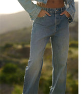 Lässige Hose mit geradem Bein und perforierter Lochdekoration. Lockere Jeans mit mittlerer Taille