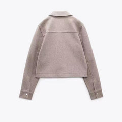 Petit haut court assorti à col rabattu et manches longues, veste douce et décontractée