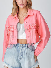 Kurze Jeansjacke mit Quaste und Alphabet-Muster