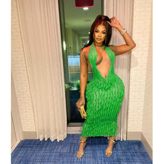 Tragen Sie einfarbiges Maxikleid mit ausgehöhltem Ausschnitt und Wellenmuster