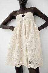 Strickkleid mit französischer Stickerei und geradem Kragen