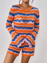 Zweiteiliges Set mit genähten Strickwaren und lockerem, farbigem Rundhalspullover mit Streifen