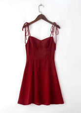 Französisches enges Taillen-rotes Kleid mit Hosenträgern, enge Feenhüfte