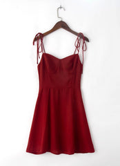 Robe rouge taille serrée avec bretelles et hanches de fée serrées