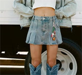 Jupe en jean plissée large et ajustée à taille moyenne assortie