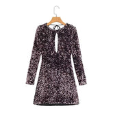 Kleid mit ausgehöhltem Ausschnitt und rückenfreiem Schnürkleid