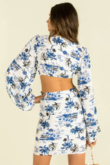 Kleid mit schmaler Taille und Aushöhlung und Ausschnitten