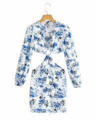 Kleid mit schmaler Taille und Aushöhlung und Ausschnitten