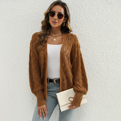 Cardigan tricoté mi-long, coupe ample et confortable, avec découpes et ajourées