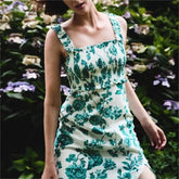 Mädchenhaftes, taillenenges, schlankmachendes A-Linien-Kleid mit Blumenmuster und dekorativem Kleid. Frühes, süßes Kleid mit U-Boot-Ausschnitt und Trägern.