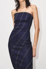 Trägerloses Jeanskleid mit Liniendekoration