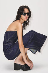 Trägerloses Jeanskleid mit Liniendekoration