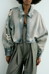 Kurze Jeansjacke mit Kragen und abgenutztem Look, ausgewaschen und perforiert