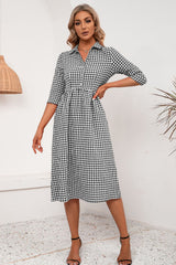 Robe mi-longue à carreaux et col à revers