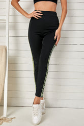 Knöchellange Hose mit Paillettenstreifen und hoher Taille