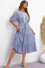 Robe imprimée à taille avec cordon de serrage et col cranté