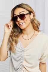 Sonnenbrille mit quadratischem Rahmen aus Polycarbonat in Schildpattoptik