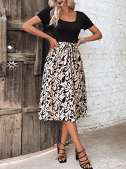 Robe imprimée à manches courtes et ceinture nouée