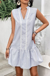 Robe sans manches à col cranté et ourlet à volants