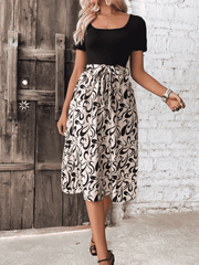 Robe imprimée à manches courtes et ceinture nouée