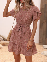 Robe imprimée à taille nouée et manches pétales avec ourlet à volants