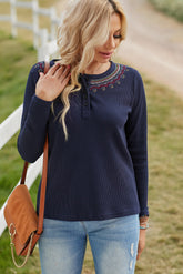 Haut Henley à manches longues en tricot gaufré brodé