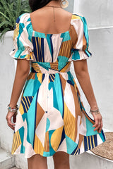 Robe imprimée à manches volantées et taille froncée
