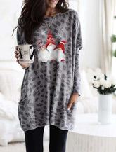 Langärmliges Kleid mit Taschen und Leopardenmuster und Weihnachtsdruck