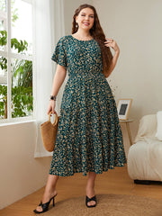 Robe mi-longue fleurie grande taille à col rond et manches courtes