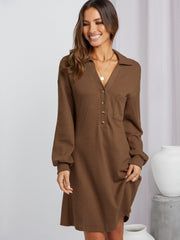 Robe en tricot gaufré à demi-boutons et col Johnny