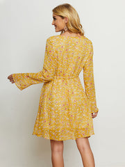 Robe fleurie à col en V et cordon de serrage à la taille