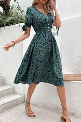 Robe imprimée à taille froncée et poignets noués