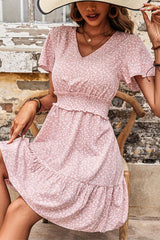 Robe à volants et col en V à smocks imprimés