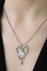 Halskette mit Herzanhänger und eingelegtem Strass