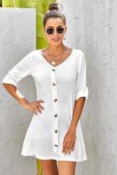 Kleid mit V-Ausschnitt und Knöpfen
