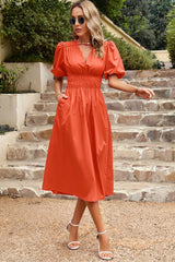 Robe mi-longue à manches bouffantes et taille froncée