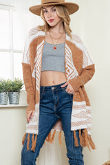 Braune Strickjacke mit Colorblock-Muster und Quastensaum