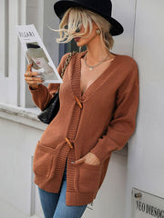 Strickjacke mit geripptem Saum und überschnittenen Schultern und Knebelverschluss