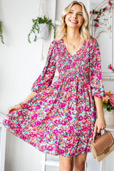 Robe à fleurs froncées, col en V et manches à volants