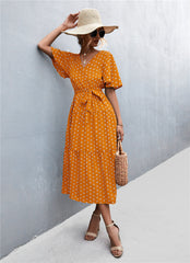 Robe imprimée à col en V et manches flottantes avec ceinture