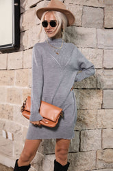 Robe pull courte à col montant et bordures côtelées