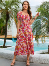 Robe mi-longue à fleurs et col carré à manches courtes