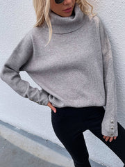 Rollkragenpullover aus Rippstrick mit Knopfdetail