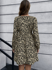 Langärmliges Kleid mit V-Ausschnitt und Knopfleiste im Animalprint
