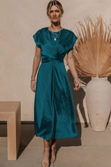 Robe mi-longue en satin à manches courtes et lien au dos