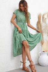 Robe mi-longue fleurie à col rond et ceinture nouée