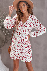 Robe à décolleté plongeant et boutons décoratifs imprimés