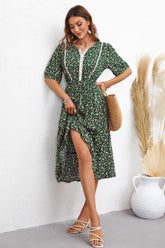 Midikleid mit Blumenmuster, gekerbtem Ausschnitt und Spitzenbesatz