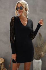 Robe en tricot à manches en dentelle et col en V