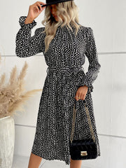 Robe mi-longue imprimée à volants et taille nouée